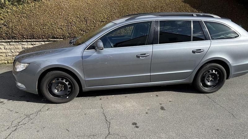 Używany Skoda Superb Elegance 140 KM (102 kW) 2013 Szary Kombi