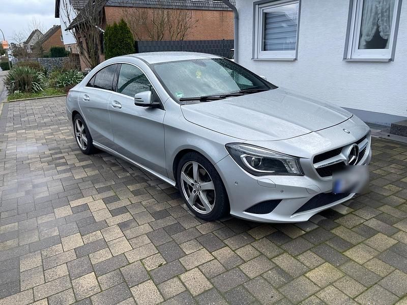 Silber Gebraucht 2013 Mercedes CLA200 Limousine | 13.600 € (Fairer Preis) - Bild 1/4