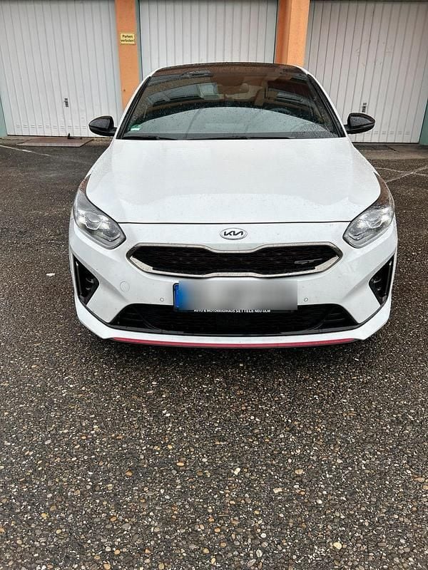 Weiß Gebraucht 2020 Kia ProCeed GT Kleinwagen | 24.600 € (Fairer Preis) - Bild 1/4