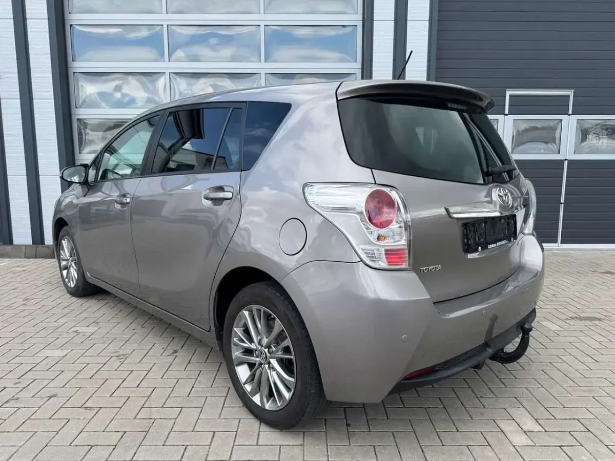 Gebraucht Toyota Verso Comfort 132 PS (97 kW) 2014 Avant garde bronze Van / Kleinbus