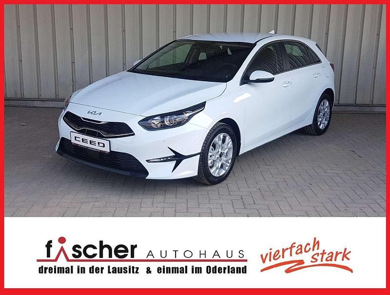 Carraraweiss Neu 2025 Kia Ceed 4 Limousine | 26.250 € (Fairer Preis) - Bild 1/4