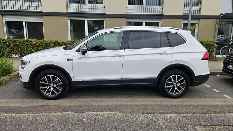Weiß Gebraucht 2020 VW Tiguan Allspace Comfortline SUV | 25.000 € (Etwas zu teuer) - Bild 1/4