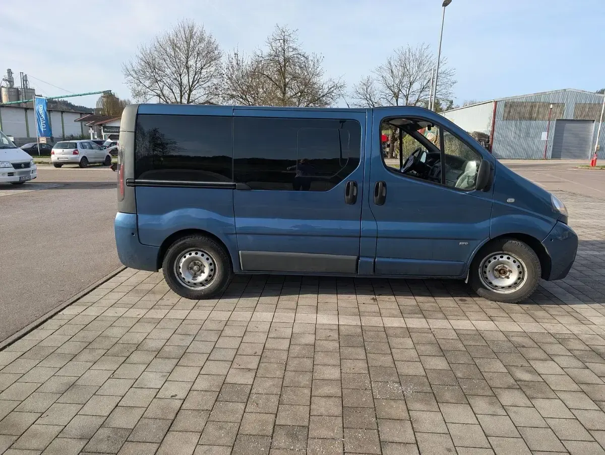 Używany Opel Vivaro 135 KM (99 kW) 2005 Niebieski Minivan