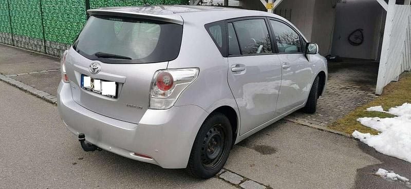 Gebraucht Toyota Verso Edition 147 PS (108 kW) 2011 Silber Van / Kleinbus