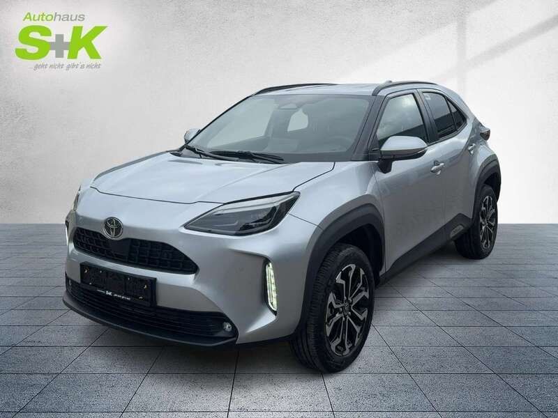 Shimmering silver metallic (silber) Neu 2025 Toyota Yaris Hybrid Kleinwagen | 32.240 € (Teuer) - Bild 1/4