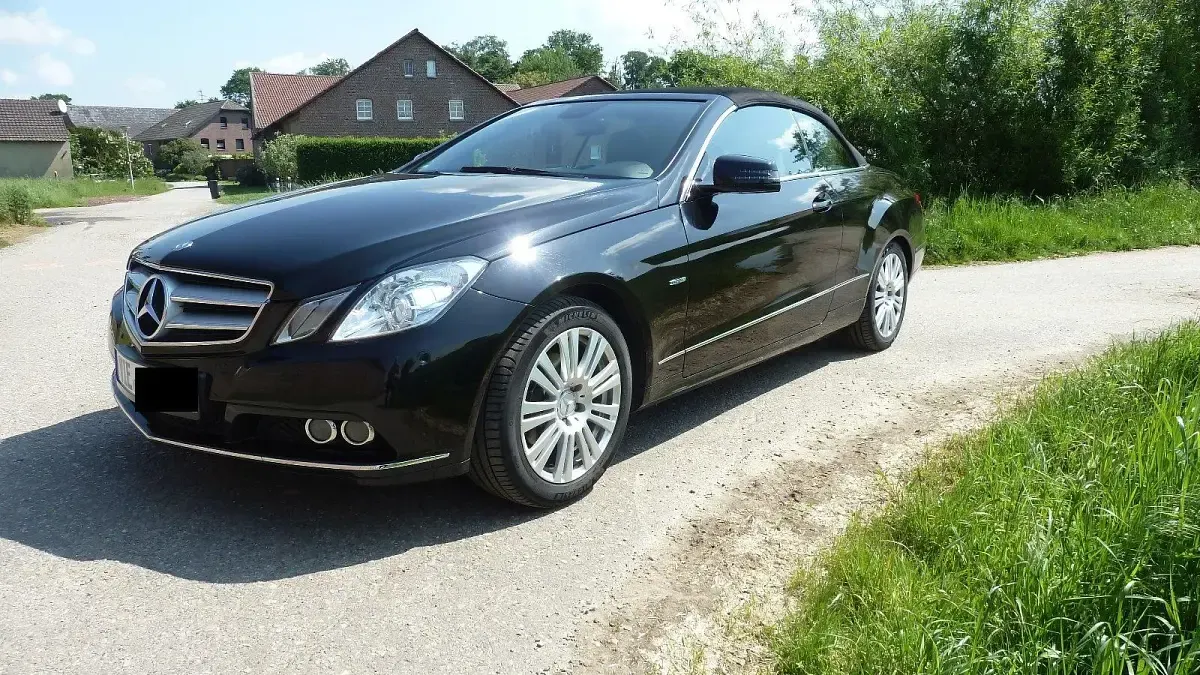 Gebraucht Mercedes E200 184 PS (135 kW) 2010 Schwarz Cabrio