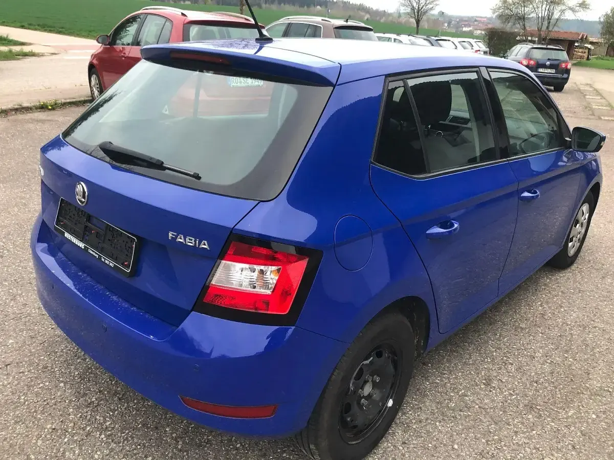 Gebraucht Skoda Fabia Active 60 PS (44 kW) 2019 Blau Limousine