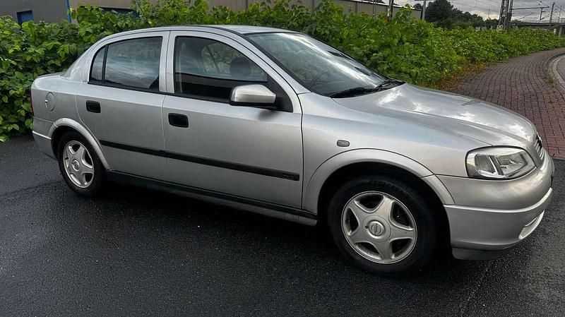 Grau Gebraucht 1998 Opel Astra Elegance Limousine | 1.699 € (Fairer Preis) - Bild 1/4