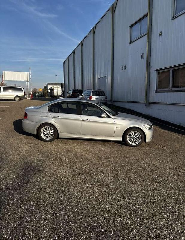 Grau Gebraucht 2006 BMW 318 Limousine | 8.500 € - Bild 1/4