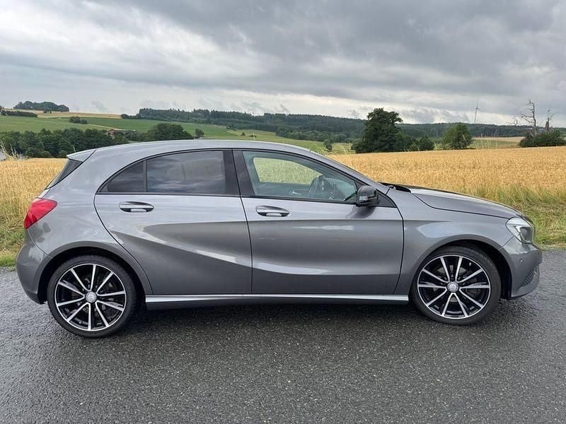 Grau Gebraucht 2014 Mercedes A180 Edition Limousine | 11.800 € (Guter Preis) - Bild 1/4