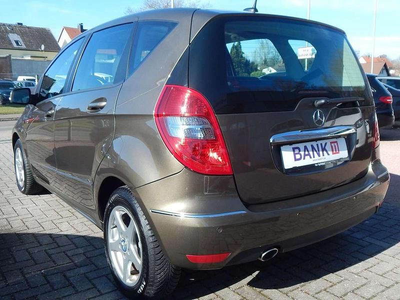 Gebraucht Mercedes A180 Avantgarde 109 PS (80 kW) 2011 Steppenbraun metallic Kleinwagen