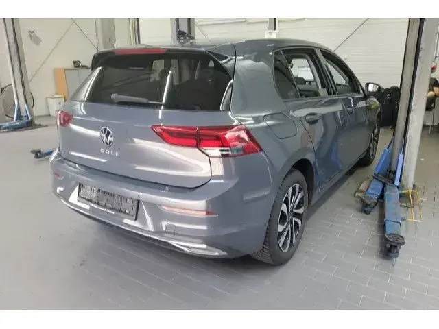 Gebraucht VW Golf VIII Active 150 PS (110 kW) 2022 Delfingrau metallic Limousine