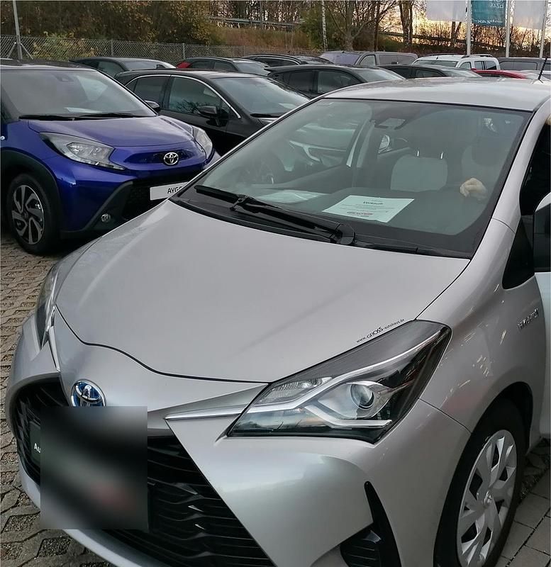 Silber Gebraucht 2018 Toyota Yaris Hybrid Kleinwagen | 14.140 € (Fairer Preis) - Bild 1/4