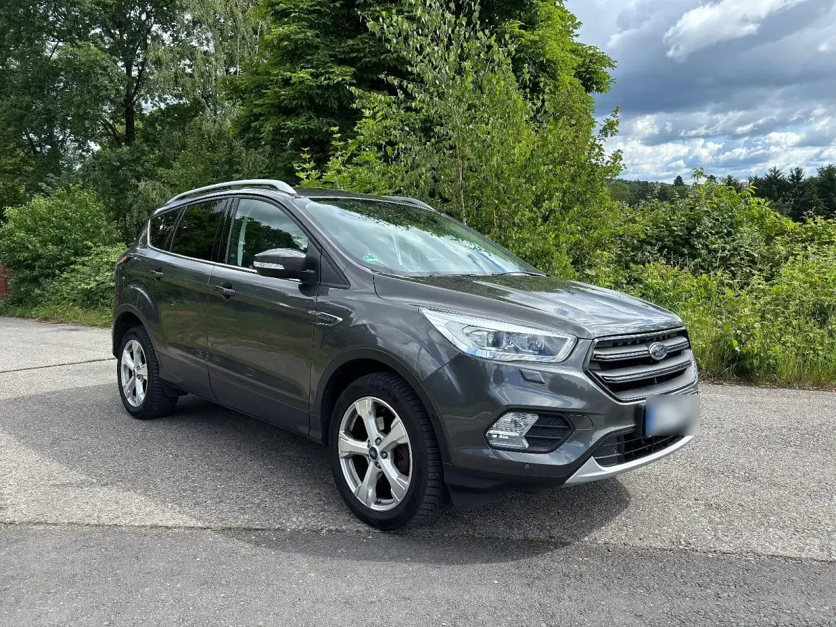 Gebraucht Ford Kuga Titanium 150 PS (110 kW) 2019 Grau SUV