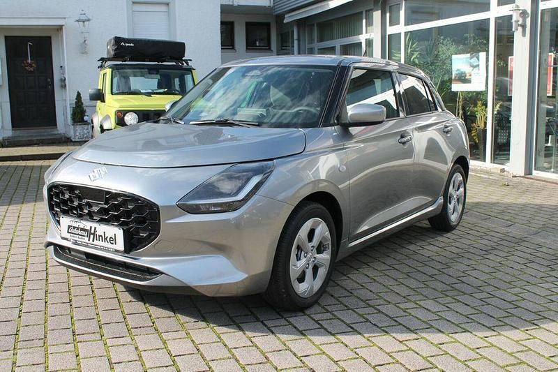 Silber Neu 2025 Suzuki Swift Comfort Limousine | 18.990 € - Bild 1/4