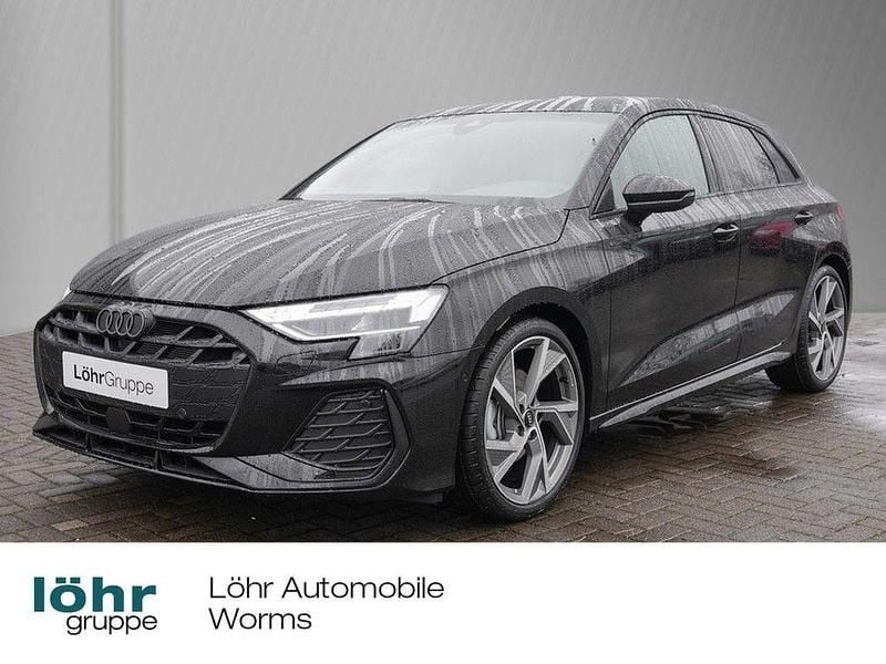 Mythosschwarz metallic Gebraucht 2025 Audi A3 Sportback S-Line Limousine | 40.950 € (Fairer Preis) - Bild 1/4