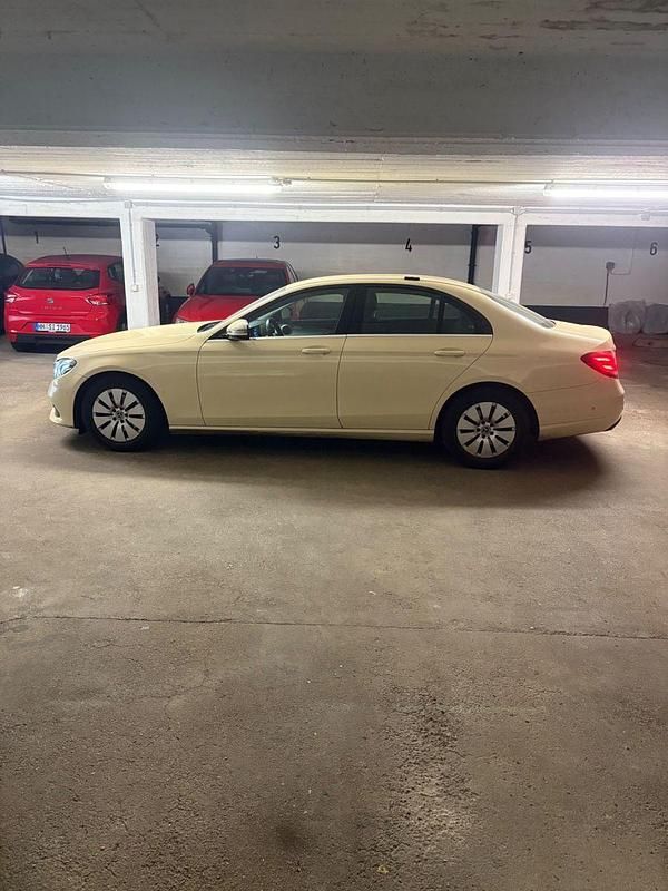 Gelb Gebraucht 2020 Mercedes E200 Limousine | 22.900 € (Guter Preis) - Bild 1/4