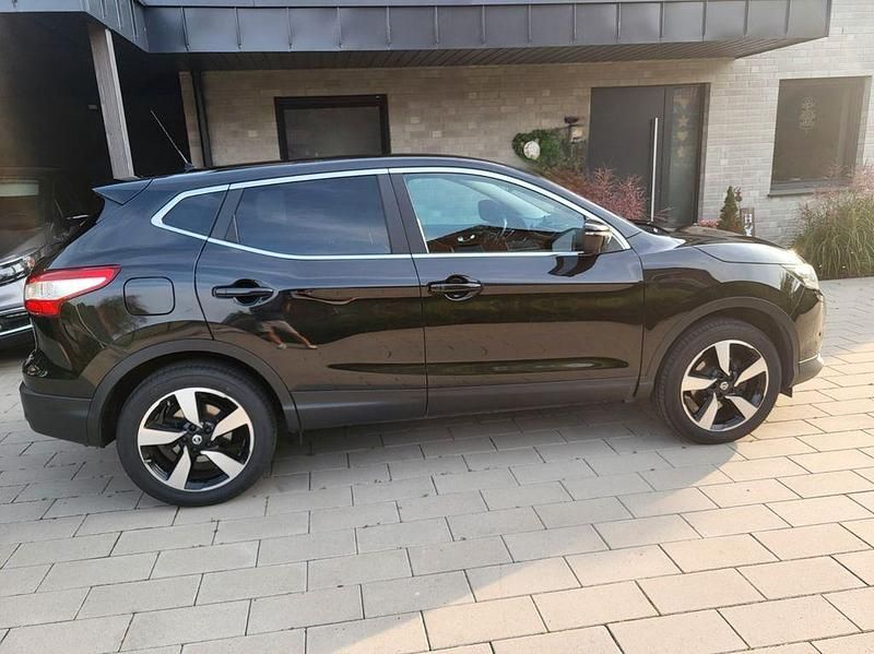 Schwarz Gebraucht 2015 Nissan Qashqai 360º SUV | 10.800 € (Fairer Preis) - Bild 1/4