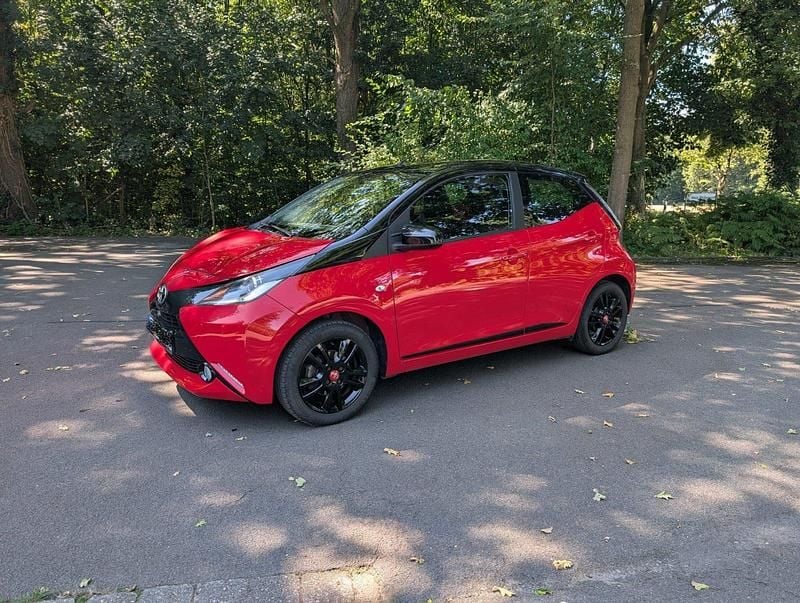 Rot Gebraucht 2018 Toyota Aygo Style Kleinwagen | 8.700 € (Fairer Preis) - Bild 1/4