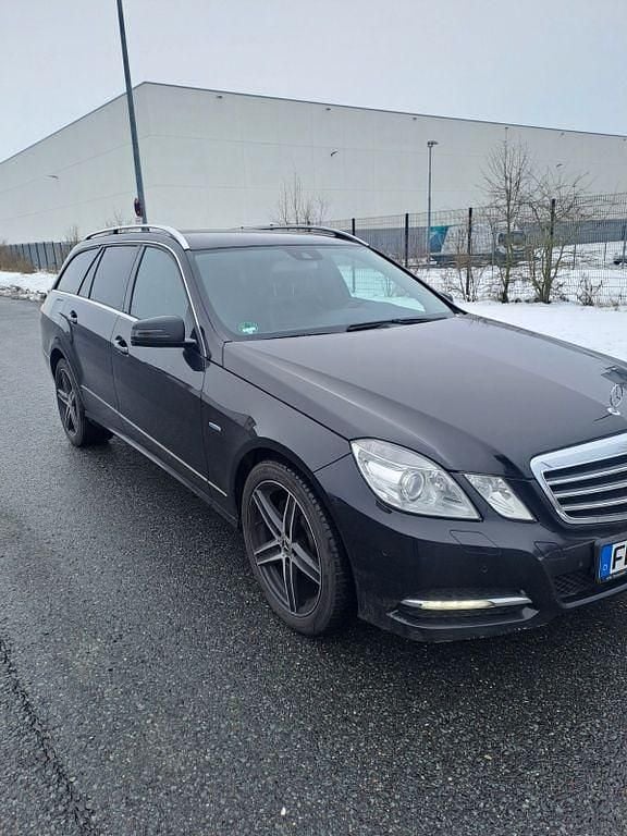 Schwarz Gebraucht 2011 Mercedes E350 Avantgarde Kombi | 5.800 € (Guter Preis) - Bild 1/4