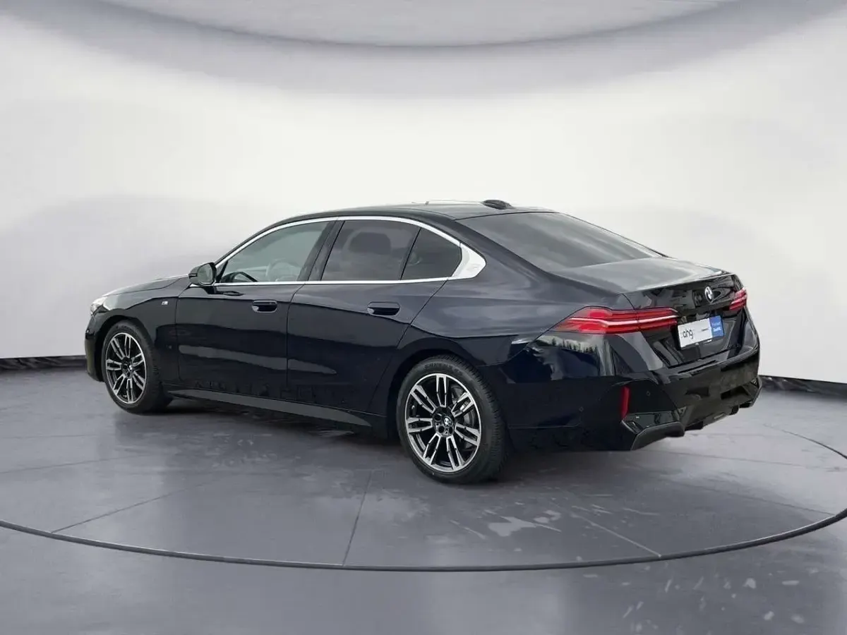 Gebraucht BMW 520 197 PS (144 kW) 2024 M carbonschwarz metallic Limousine