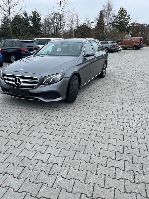 Gebraucht Mercedes E220 194 PS (142 kW) 2018 Grau Kombi