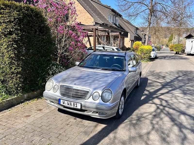 Silber Gebraucht 2000 Mercedes E280 Avantgarde Kombi | 1.890 € (Superpreis) - Bild 1/4