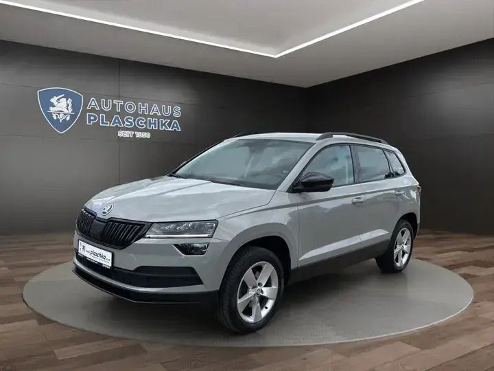 Velvet rot metallic Gebraucht 2018 Skoda Karoq Style SUV | 22.489 € (Etwas zu teuer) - Bild 1/4