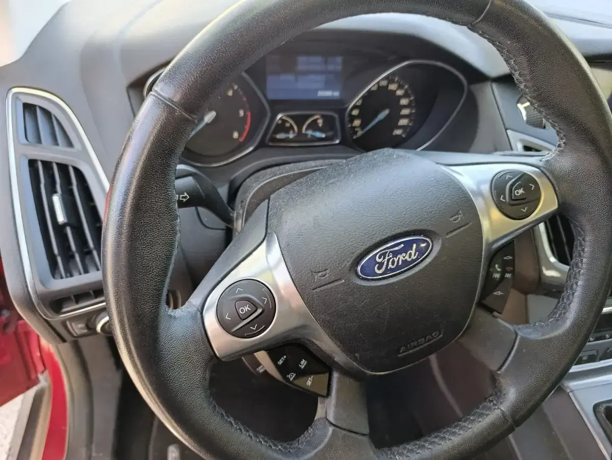 Używany Ford Focus Titanium 163 KM (119 kW) 2012 Czerwony Sedan/Limuzyna