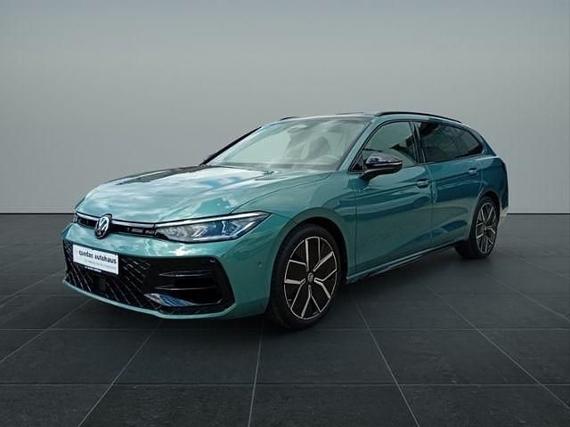 Gebraucht VW Passat R-line 265 PS (194 kW) 2024 Grün Kombi