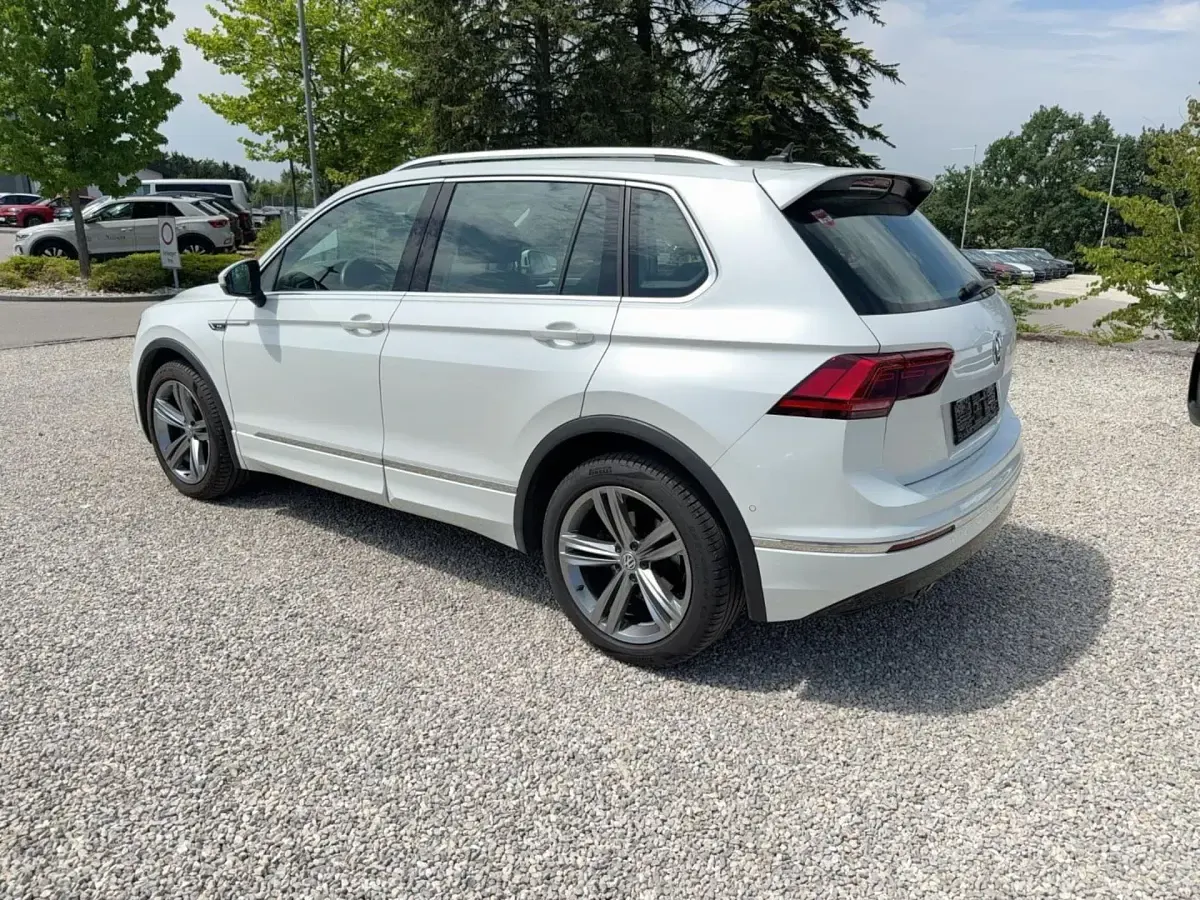 Gebraucht VW Tiguan Highline 150 PS (110 kW) 2020 Oryxweiß / titanschwarz SUV