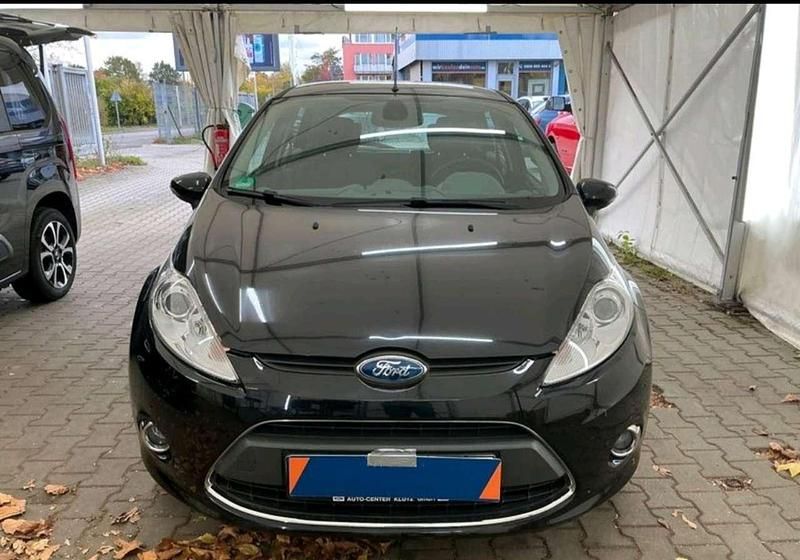 Gebraucht Ford Fiesta Ghia 101 PS (74 kW) 2009 Pantherschwarz metallic Kleinwagen