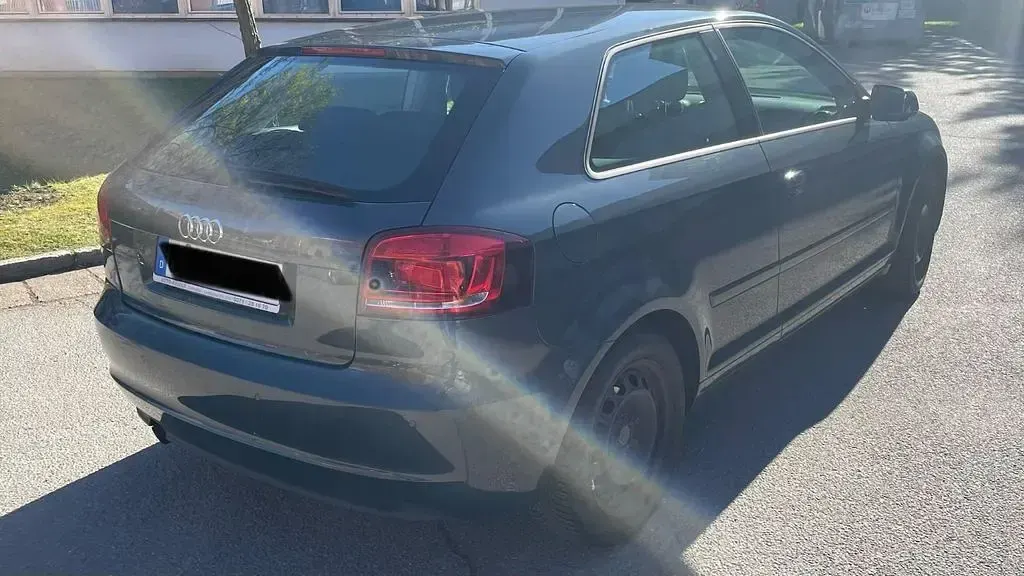 Gebraucht Audi A3 Ambiente 105 PS (77 kW) 2011 Grau Kleinwagen