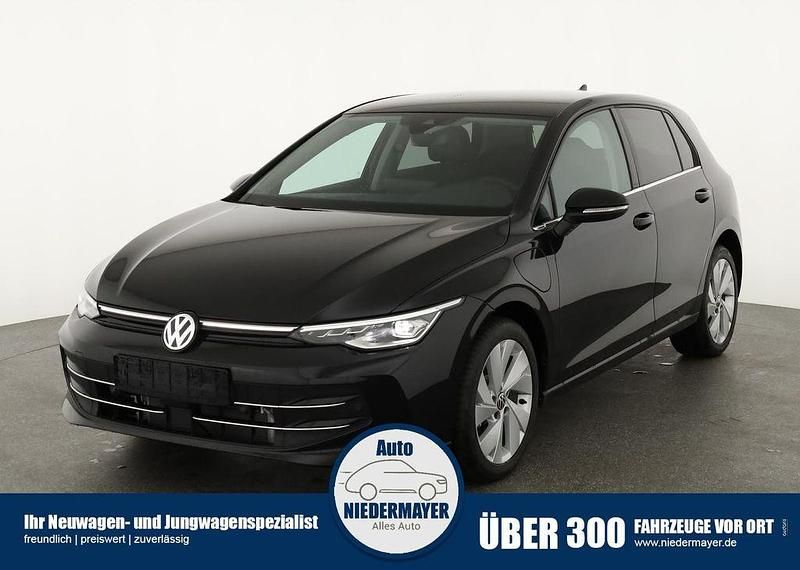 Grenadillschwarz metallic Neu 2025 VW Golf VIII Style Limousine | 35.995 € (Superpreis) - Bild 1/4