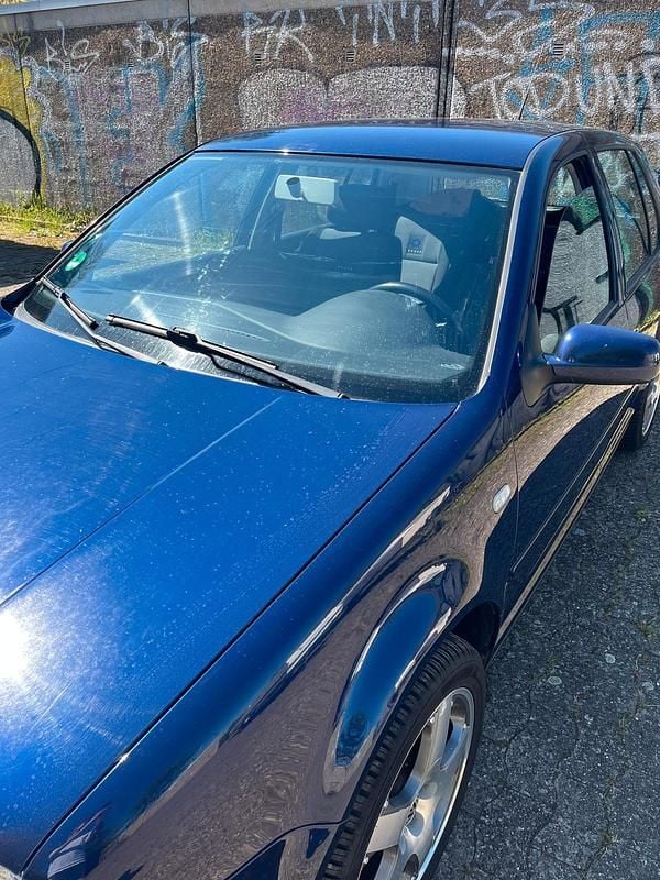 Blau Gebraucht 2001 VW Golf Limousine | 700 € (Superpreis) - Bild 1/4