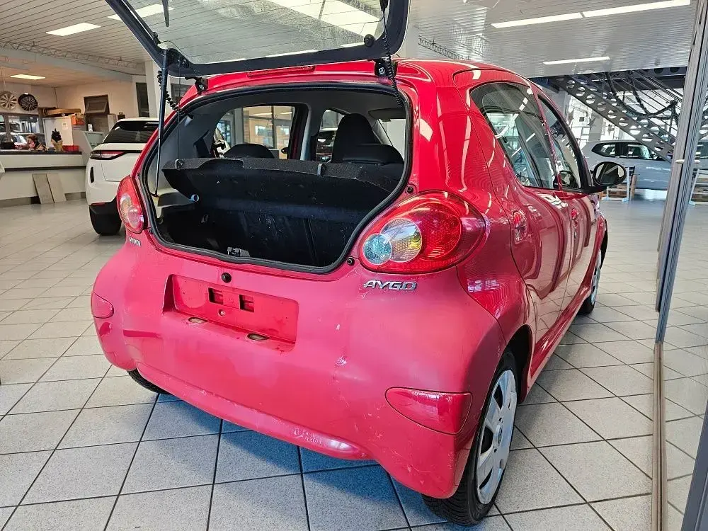 Gebraucht Toyota Aygo 68 PS (50 kW) 2006 Rot Kleinwagen