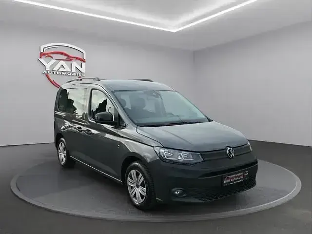Używany VW Caddy 122 KM (89 kW) 2023 Szary Minivan