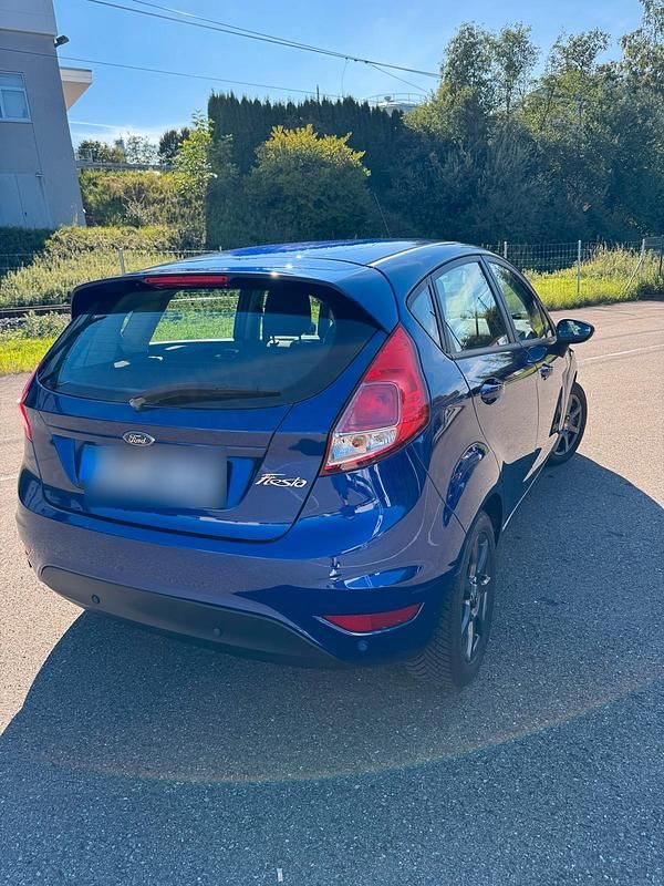 Gebraucht Ford Fiesta 75 PS (55 kW) 2016 Blau Kleinwagen