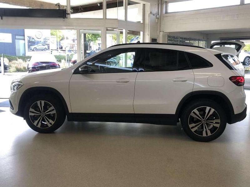 Gebraucht Mercedes GLA200 Night 163 PS (119 kW) 2021 Polarweiß SUV