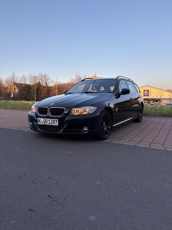 Gebraucht BMW 320 177 PS (130 kW) 2010 Schwarz Kombi