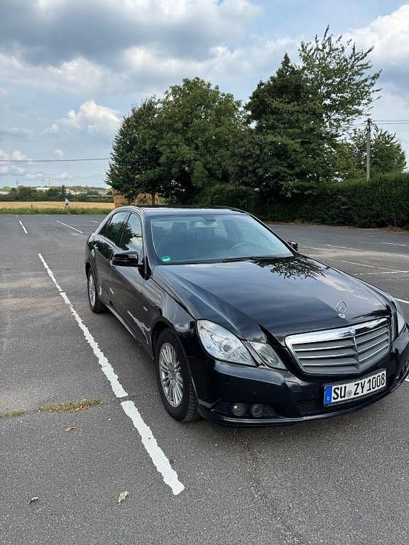 Blau Gebraucht 2010 Mercedes E220 Limousine | 7.800 € (Guter Preis) - Bild 1/4