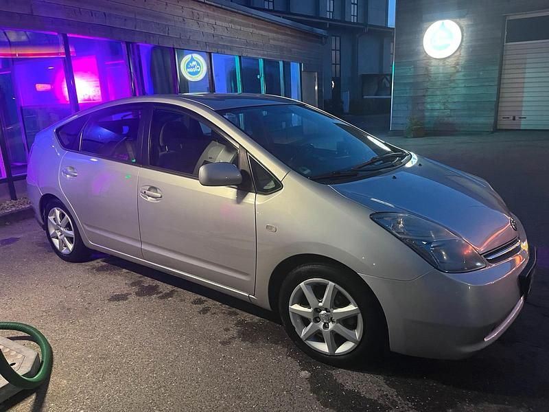 Gebraucht Toyota Prius 99 PS (72 kW) 2006 Silber Kleinwagen