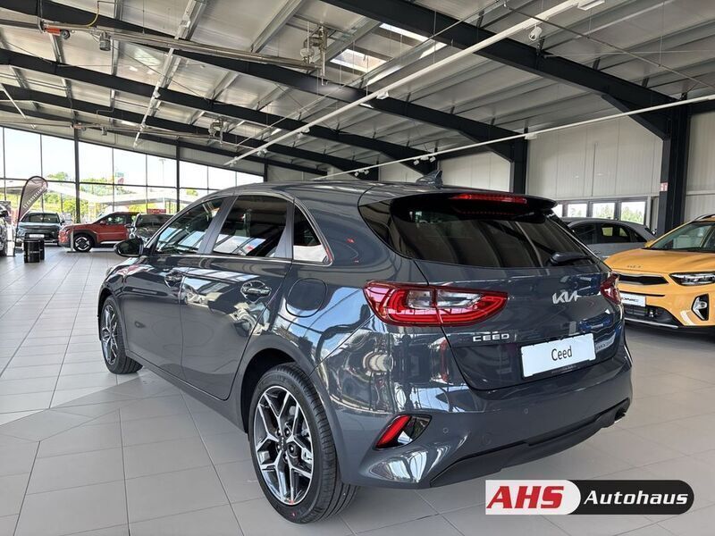 Neu Kia Ceed 140 PS (102 kW) 2025 Schwarz Kleinwagen