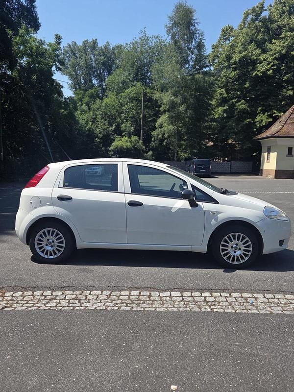 Weiß Gebraucht 2010 Fiat Grande Punto Kleinwagen | 1.800 € (Guter Preis) - Bild 1/4