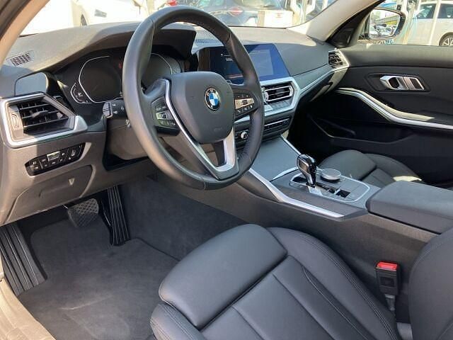 Grau Gebraucht 2020 BMW 320 Sport Line Limousine | 28.890 € (Fairer Preis) - Bild 1/4