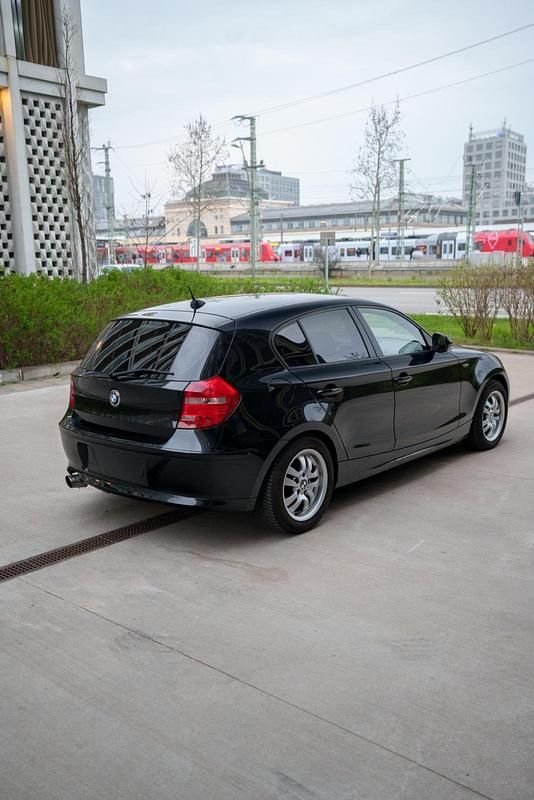 Gebraucht BMW 116 122 PS (89 kW) 2010 Schwarz Kleinwagen