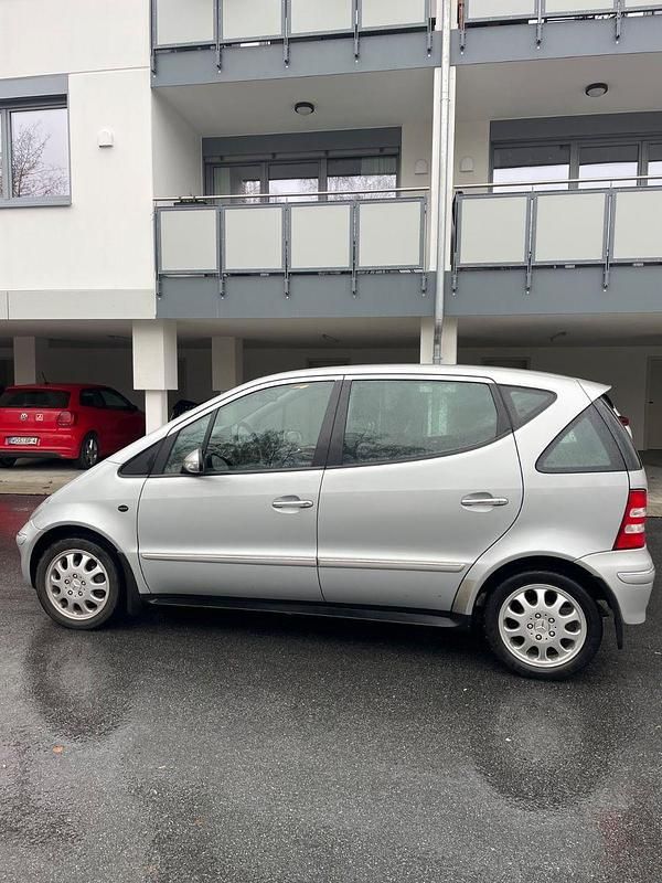 Grau Gebraucht 2003 Mercedes A140 Elegance Van / Kleinbus | 2.600 € (Fairer Preis) - Bild 1/4