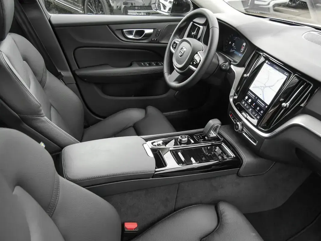 Gebraucht Volvo V60 Plus 349 PS (256 kW) 2025 Crystal white pearl / metallic Kombi