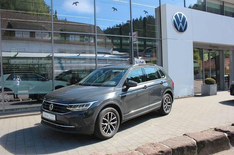 Grau Gebraucht 2022 VW Tiguan Life SUV | 26.290 € (Fairer Preis) - Bild 1/4