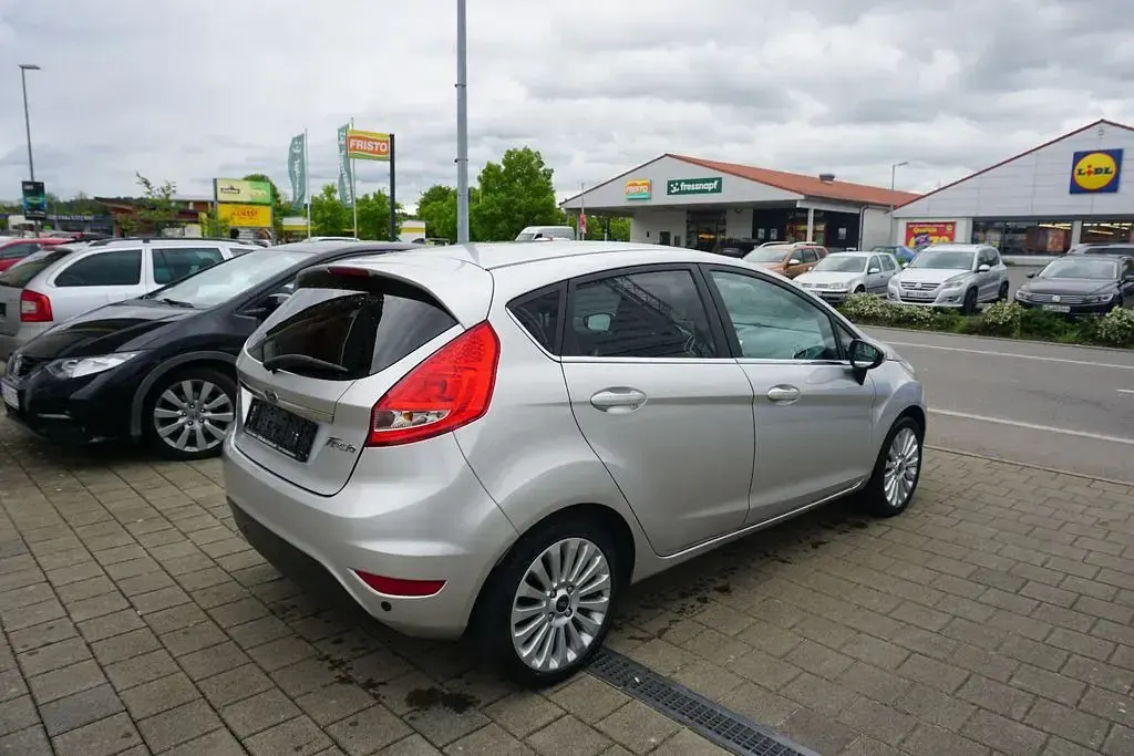 Gebraucht Ford Fiesta Titanium 82 PS (60 kW) 2009 Silber Limousine